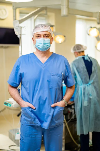 Γιατρός Μάσκα Και Τρίβει Τον Εξοπλισμό Ρομποτικής Νευροχειρουργικής Στο Παρασκήνιο — Φωτογραφία Αρχείου