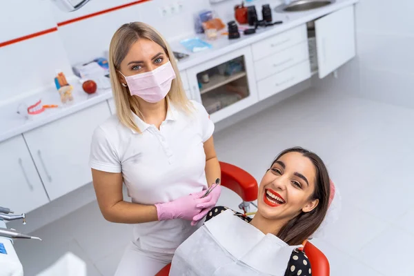 Paciente Feminina Feliz Olhando Para Câmera Desfrutando Belo Sorriso Consultório — Fotografia de Stock