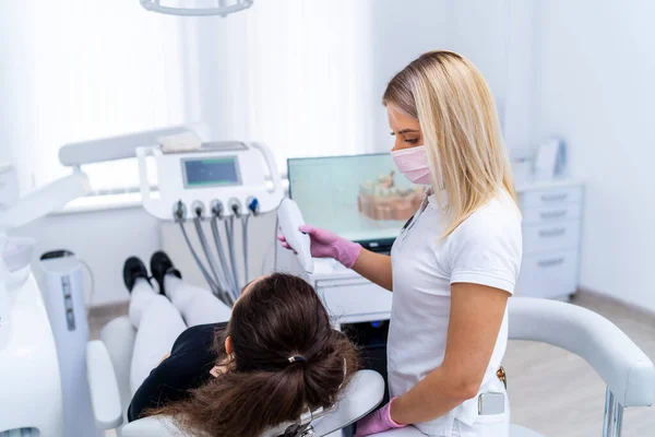 Diş Sağlığı Kliniği Hastanın Beyazlatıcı Dişleri Diş Bakımı Genç Bir — Stok fotoğraf