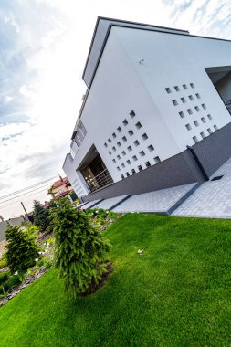 Çitlerle çevrili modern villa. İçeride kimse yok. Modern mimari.