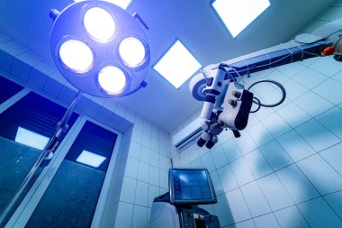 Göz düzeltmesi için mikroskop. Lazer görme operasyonu.