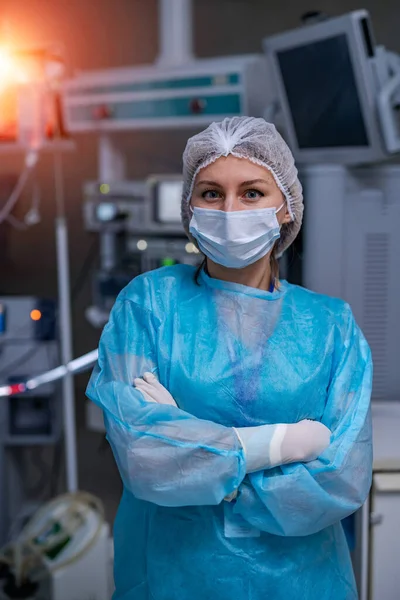 Vrouwelijke Dokter Staat Kruislings Blauwe Kleding Achtergrond Van Robotmedische Apparatuur — Stockfoto