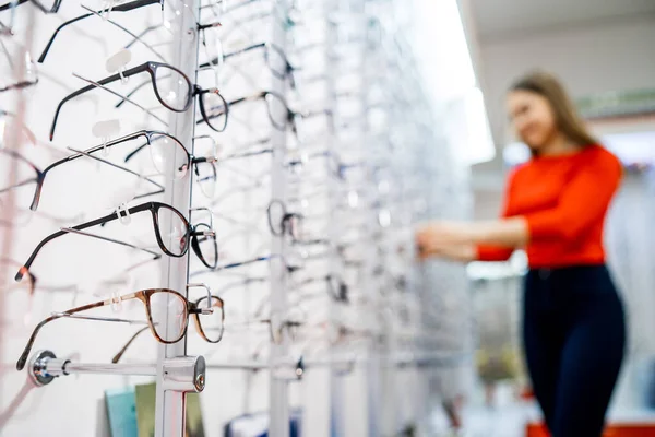 Negozio Occhiali Stare Con Gli Occhiali Nel Negozio Ottica Vetrina — Foto Stock