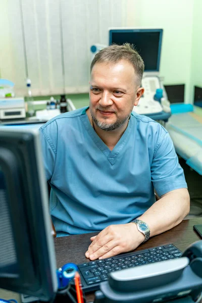 Χαρούμενος Γιατρός Κοντά Στον Υπολογιστή Εξοπλισμός Υπερήχων Στο Παρασκήνιο — Φωτογραφία Αρχείου