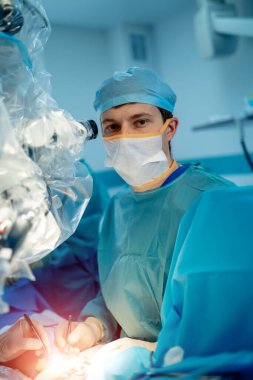 Beyin cerrahı tıbbi robot cerrahi makinesiyle çalışıyor. Modern otomatik tıbbi cihaz. Robotik teknoloji ekipmanlarıyla hastanede cerrahi odası, makine kolu beyin cerrahı..