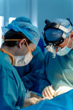 Ameliyathanede ameliyat ekipmanlarıyla bir grup cerrah. Tıbbi geçmiş, seçici odak