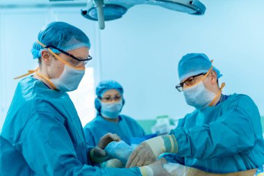 Ameliyat masası, lambalar ve ultra modern cihazlar, teknoloji, yüksek teknoloji iç mekan, tıp konsepti