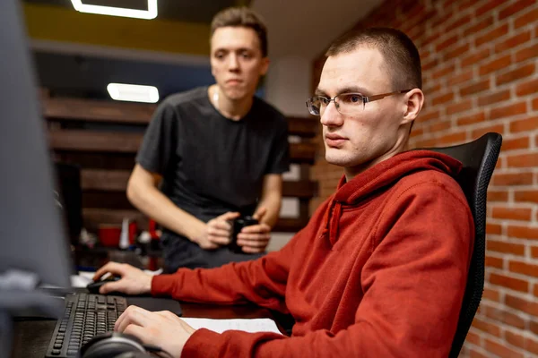 Webbplats design programmering och kodningsteknik. Män på jobbet nära datorn. Kreativa byrån — Stockfoto