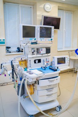 Tıbbi cihazlar, dahili hastane tasarımı konsepti. Modern klinikteki ameliyathane, testler yakın çekimde.