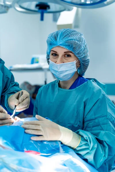 Porträt Des Professionellen Krankenpflegers Mit Chirurgenmaske Während Der Operation Moderner — Stockfoto