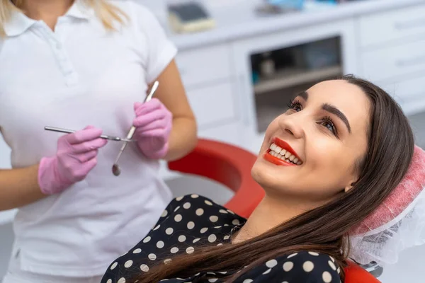 Dentista Esamina Denti Del Paziente Con Strumenti Dentali Attrezzature Mediche — Foto Stock