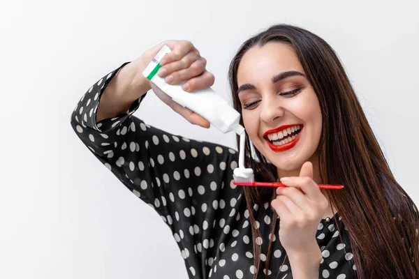 Mujer Joven Sosteniendo Cepillo Dientes Colocando Pasta Dientes Concepto Cuidado — Foto de Stock