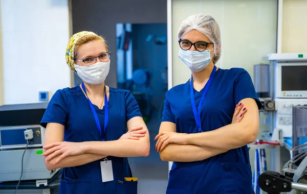 Медсестры Защитных Халатах Больнице Вдохновляет Уверенность Будущем Концепция Здравоохранения — стоковое фото