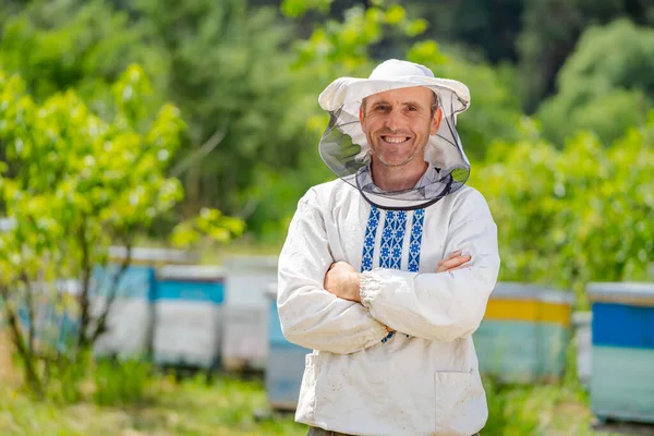 養蜂家はリンゴの近くに十字に立っている 食欲をそそる — ストック写真