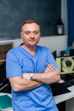 Doktor el ele tutuşuyor. Mavi önlük. Tıp fakültesi geçmişi. Sağlık çalışanı.