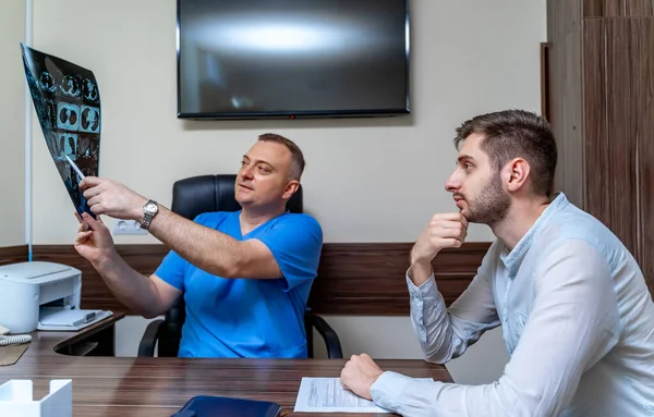 Doctor Explicando Una Imagen Rayos Paciente Consultorio Médico Paciente Masculino —  Fotos de Stock