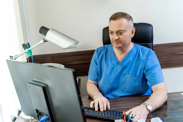 Doutor Consultório Médico Médico Senta Computador Homem Esfoliação — Fotografia de Stock