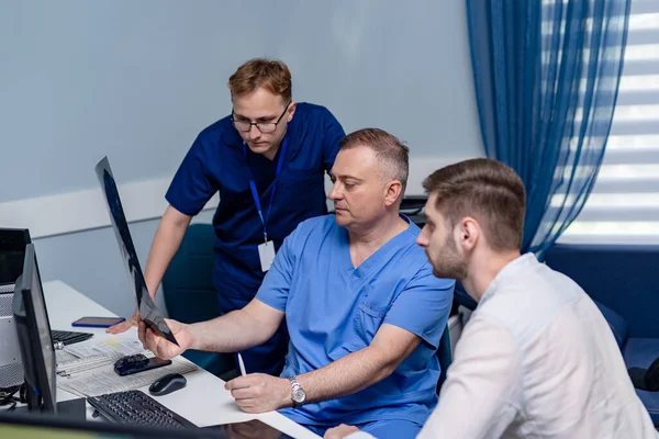 Trois Médecins Qui Regardent Des Radios Dans Hôpital Concept Neurochirurgie — Photo