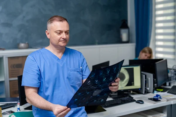 Orvos Egy Képet Tart Egy Agyi Mri Munkafolyamatról Diagnosztikai Kórházban — Stock Fotó
