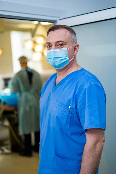 Професійний Хірург Серйозний Чоловік Медичній Формі Масці Стоїть Операційній Кімнаті — стокове фото