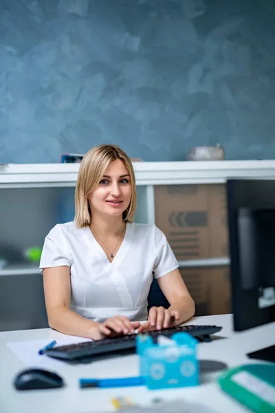 Enfermera Con Bata Que Trabaja Con Computadora Consultorio Médico Mirando — Foto de Stock