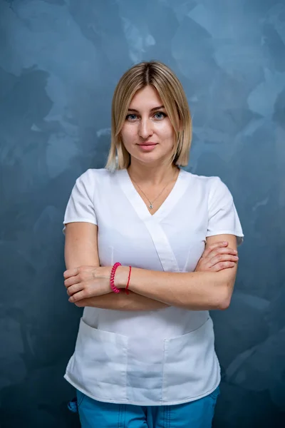 Ritratto Vita Medico Donna Con Camice Bianco Guardando Fotocamera Posa — Foto Stock
