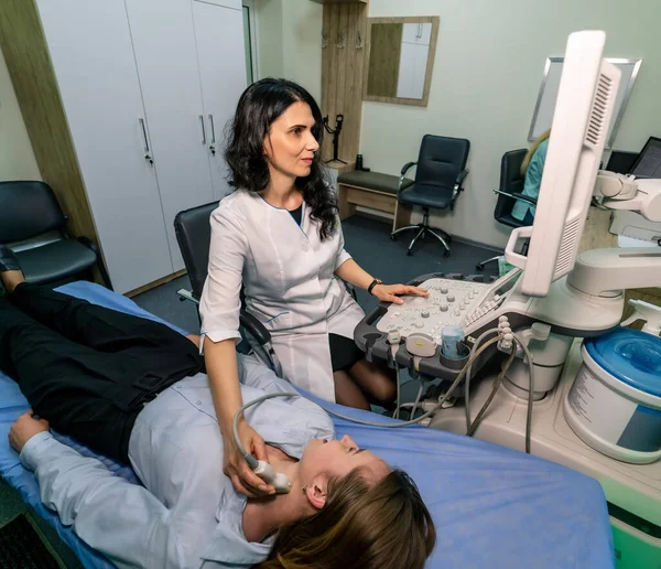 妇女在医务室接受超声波检查 超声波机 超声波成像 从上面看 — 图库照片