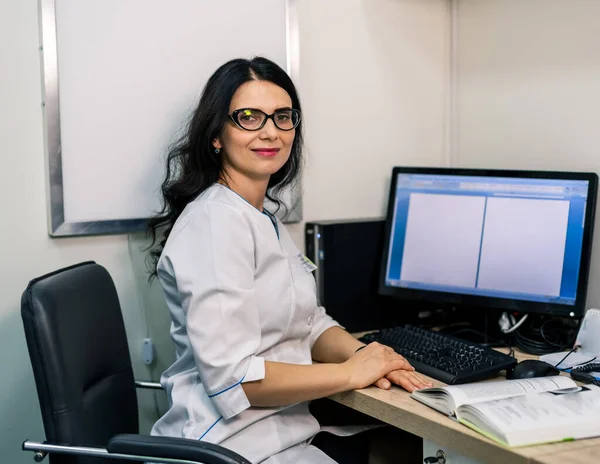 Sjukhusläkaren Sitter Nära Datorn Modern Kontorsbakgrund Vård Människor Och Medicin — Stockfoto