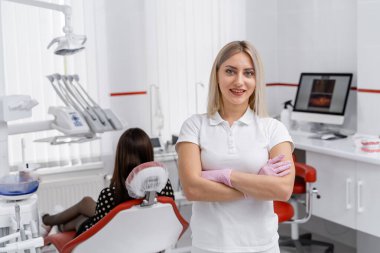 Sırtüstü yatmış kadın dişçi ve hasta. İş yerindeki doktor. Tıbbi yardım, oral bakım. Sağlık, koruma ve önleme.