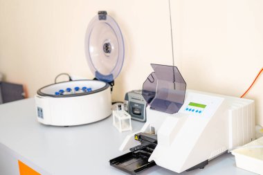 Mikro küp araştırmaları için kan örnekleri. Laboratuvarda test ediliyor. Kan analizi için santrifüj. Kimyasal araştırma. Önleme.