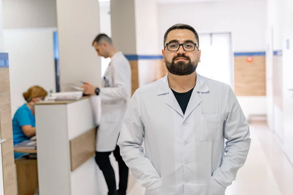 Πορτρέτο Γενειοφόρου Γιατρού Άσπρη Ποδιά Γιατρός Στέκεται Στο Διάδρομο Του — Φωτογραφία Αρχείου