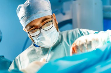 Cerrahlar ameliyathanede ameliyat ekipmanlarıyla. Doktor ameliyat sağlıyor. Modern tıbbi geçmiş.