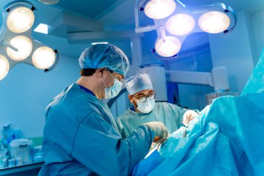 Ameliyat sağlayan iki cerrah White. Modern tıbbi ekipmanlı oda.