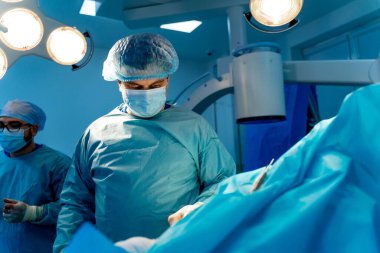 Ameliyathanede çalışan bir cerrah. Modern robotik ekipman arkaplanı.