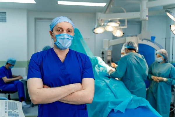 Sanitäter Stehen Kreuzfeuer Mit Ärzteteam Das Hintergrund Arbeitet — Stockfoto