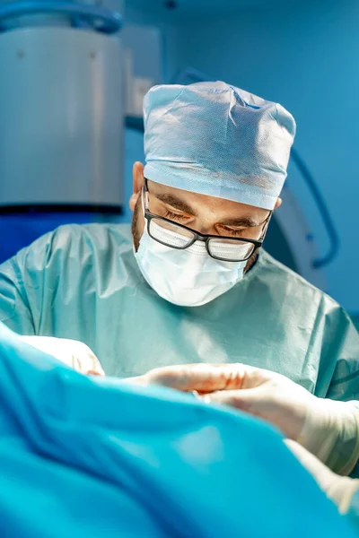 Хирург Очках Обеспечивает Хирургическую Операцию Медицинская Концепция — стоковое фото