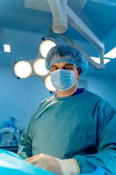 Operationsteater Med Arbetsutrustning Belysning Och Utrustning Kirurg Sjukhus — Stockfoto