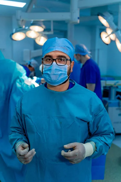 Jonge Knappe Chirurg Ziekenhuiskamer Chirurg Operatiekamer Beschermende Scrubs Maskers — Stockfoto