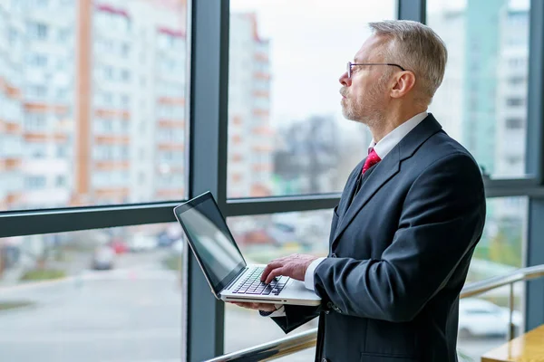 Muž Odvrací Pohled Okna Laptop Rukou Muž Přemýšlí Zatímco Kontroluje — Stock fotografie