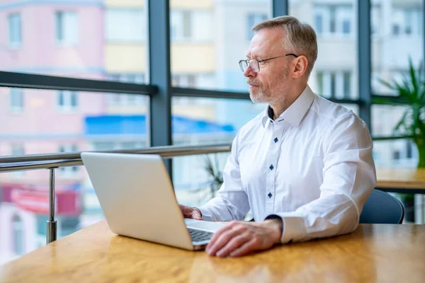 Obchodník Sedí Stolu Laptopem Bílá Košile Panoramatický Výhled Město — Stock fotografie