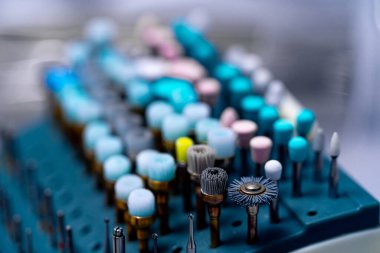 Diş beyazlatma için ipuçları. Farklı enstrümanlara odaklan.