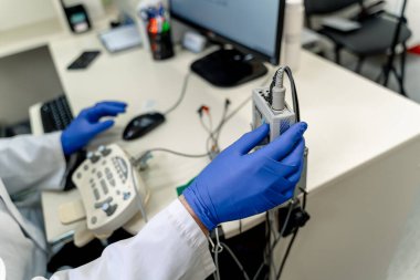 Doktorun ellerinde elektromiyografi. Tıbbi muayene. EMG. Seçici odak.
