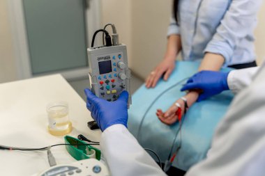 Hasta sinirleri elektromiyografi ile test ediliyor. Tıbbi muayene. EMG