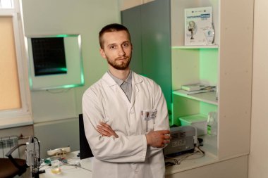 Doktor ofiste el pençe divan duruyor. Doktorun çalışma yeri. Ofis geçmişi. Modern hastane içi.