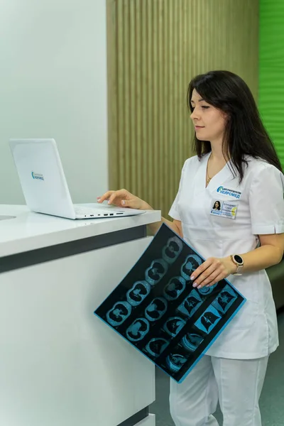 医院医生拿着病人的X光片 现代办公背景 人和医药概念 — 图库照片
