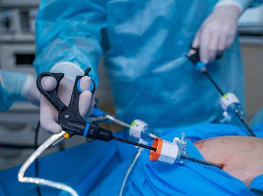 Robot kol ön tarafta. Ameliyat sağlayan cerrah. Nöroşirürji ve ameliyat konsepti.