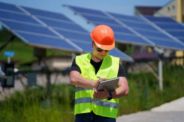 Fotovoltaik güç üretim ekipmanları. Yeşil enerji. Elektrik var. Enerji panelleri. Bir güneş santralinde mühendis..