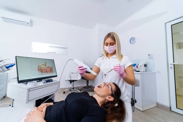 Dentista Feminina Está Trabalhando Clínica Estomatologia Moderna Instrumento Estomatológico Clínica — Fotografia de Stock