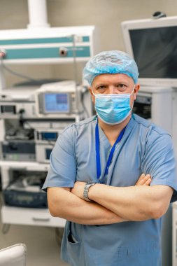 Maskeli doktor. Hastanedeki özel modern cerrahi odası. Modern tıbbi ekipman ve hastanede özel bir cihaz..