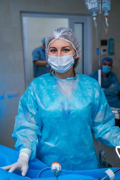 Портрет Професійного Медсестри Медичного Асистента Хірургічній Масці Під Час Операції — стокове фото